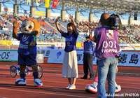 ファン・サポーターの声援に応える佐藤　美希さん【明治安田Ｊ２ 第34節 徳島vsＣ大阪】（1/2）