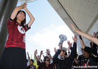 神戸ファン・サポーターと共にコールを行う佐藤　美希さん【明治安田Ｊ１ 2nd 第13節 神戸vs鹿島】（3/5）