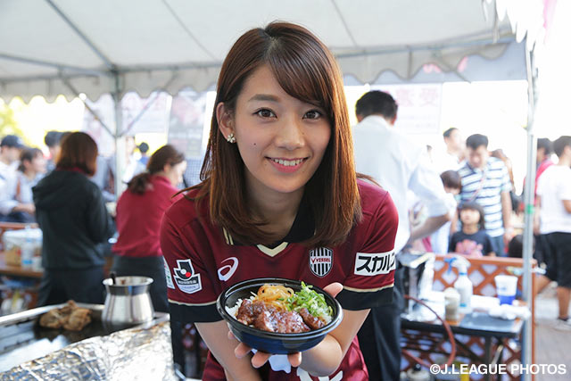 スタジアムグルメを手に笑顔の佐藤　美希さん【明治安田Ｊ１ 2nd 第13節 神戸vs鹿島】（2/5）