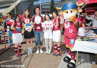 神戸ファン・サポーター、モーヴィ、ヴィッセルガールと記念撮影をする佐藤　美希さん【明治安田Ｊ１ 2nd 第13節 神戸vs鹿島】（1/5）