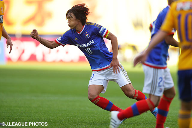 直接FKを鮮やかに決めてリードを広げた中村　俊輔（横浜FM）【明治安田Ｊ１ 2nd 第13節 仙台vs横浜FM】（4/5）