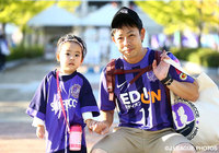 親子で応援に駆け付けた広島のファン・サポーター【明治安田Ｊ１ 2nd 第13節 広島vsFC東京】（1/15）