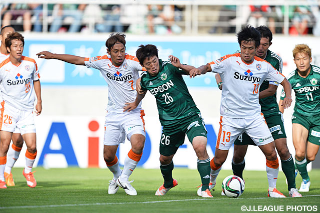 キム　ボギョン（松本）に対して厳しいマークを見せる清水の守備陣【明治安田Ｊ１ 2nd 第13節 松本vs清水】（2/5）