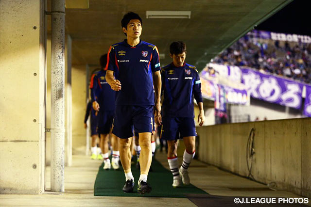 ウォーミングアップに向かう森重　真人（FC東京）【明治安田Ｊ１ 2nd 第13節 広島vsFC東京】（3/15）