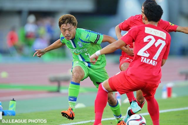 タッチライン際でのドリブル突破を図る古林　将太（湘南）【明治安田Ｊ１ 2nd 第13節 湘南vs山形】（3/5）