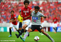 柏木　陽介（浦和）と競り合う崔　誠根（鳥栖）【明治安田Ｊ１ 2nd 第13節 浦和vs鳥栖】（1/5）