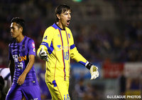 チームメイトに指示を送るブラダ　アブラモフ（FC東京）【明治安田Ｊ１ 2nd 第13節 広島vsFC東京】（6/15）