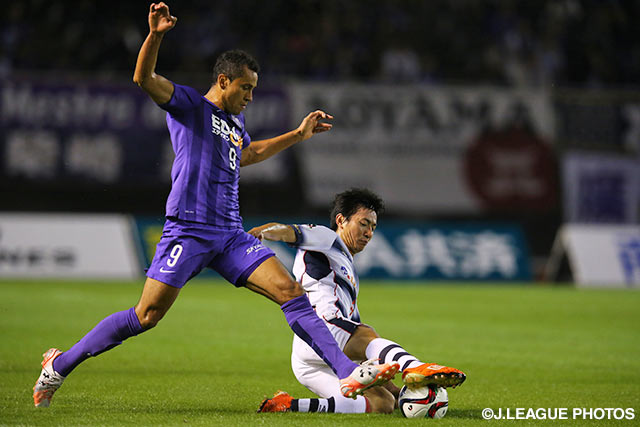 鋭いタックルでドウグラス（広島）からボールを奪取する高橋　秀人（FC東京）【明治安田Ｊ１ 2nd 第13節 広島vsFC東京】（8/15）