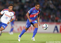 中盤で攻撃の芽を摘み取ったマルキーニョス　パラナ（甲府）【明治安田Ｊ１ 2nd 第13節 甲府vs新潟】（2/5）