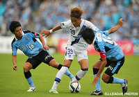 前線でタイトなマークを受けた宇佐美　貴史（Ｇ大阪）【明治安田Ｊ１ 2nd 第13節 川崎ＦvsＧ大阪】（12/15）