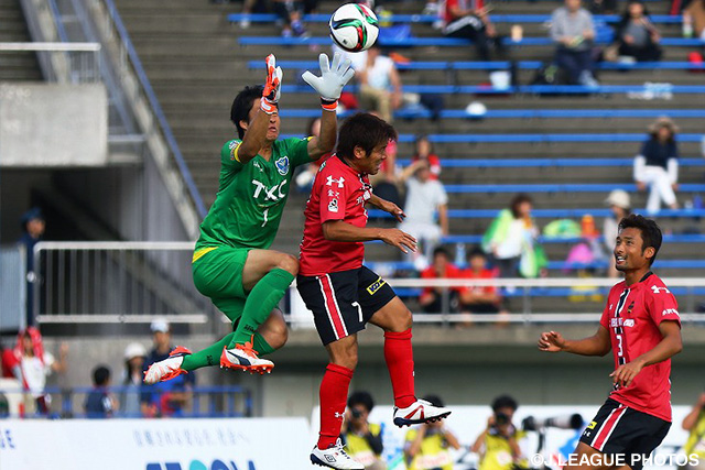 空中で競り合う竹重　安希彦（左／栃木）と清原　翔平（右／金沢）【明治安田Ｊ２ 第35節 金沢vs栃木】（2/3）