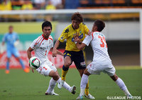 水野　晃樹（千葉）の突破を阻止する浦田　延尚と内田　健太（愛媛）【明治安田Ｊ２ 第35節 千葉vs愛媛】（2/3）