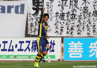 今季11点目となる先制ゴールを決めた江坂　任（群馬）【明治安田Ｊ２ 第35節 群馬vs京都】（1/3）