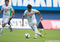 ドリブルで仕掛ける木島　良輔（讃岐）【明治安田Ｊ２ 第35節 大分vs讃岐】（1/3）