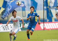 必死にボールを追いかける為田　大貴（大分）【明治安田Ｊ２ 第35節 大分vs讃岐】（2/3）