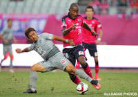 エジミウソン（Ｃ大阪）の突破を阻止する中村　北斗（福岡）【明治安田Ｊ２ 第35節 Ｃ大阪vs福岡】（3/3）