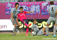 果敢なシュートで2試合連続得点を狙ったパブロ（Ｃ大阪）【明治安田Ｊ２ 第35節 Ｃ大阪vs福岡】（2/3）