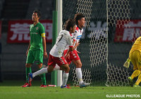 交代出場で追加点を決め、起用に応えた上里　一将（札幌　右）【明治安田Ｊ２ 第35節 東京Ｖvs札幌】（3/3）