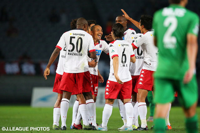 狙い澄ました華麗なミドルシュートで先制点を決めた小野　伸二（札幌）【明治安田Ｊ２ 第35節 東京Ｖvs札幌】（1/3）