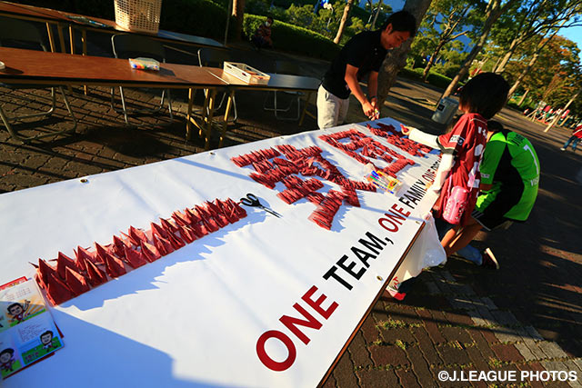 神戸ファン・サポーターの想いが込められた折り鶴で作られた「一致団結」のスローガン【ＹＮＣ 準決勝 第1戦 神戸vs鹿島】（2/15）