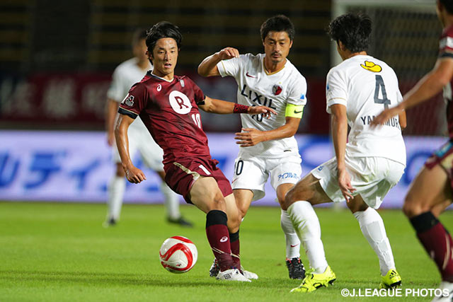 森岡　亮太（神戸）をマークする小笠原　満男（鹿島）【ＹＮＣ 準決勝 第1戦 神戸vs鹿島】（6/15）