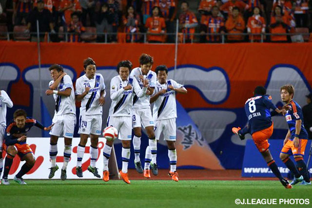 レオ　シルバ（新潟）が直接FKから狙ったシュートはバーを直撃【ＹＮＣ 準決勝 第1戦 新潟vsＧ大阪】（10/15）