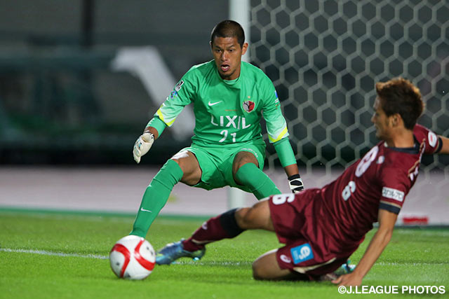 体を張った好守で最少失点に抑えた曽ヶ端　準（鹿島）【ＹＮＣ 準決勝 第1戦 神戸vs鹿島】（10/15）