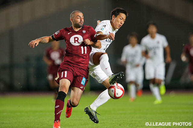レアンドロ（神戸）へのボールをカットする昌子　源（鹿島）【ＹＮＣ 準決勝 第1戦 神戸vs鹿島】（13/15）