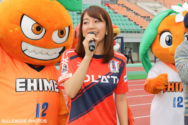 ファン・サポーターへ挨拶をする佐藤　美希さん【明治安田Ｊ２ 第36節 愛媛vs長崎】（2/3）