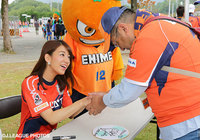 サイン会でファン・サポーターと握手を交わす佐藤　美希さん【明治安田Ｊ２ 第36節 愛媛vs長崎】（1/3）