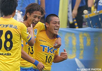 右からのクロスを頭で押し込み、先制点を決めた杉本　真（栃木 #10）【明治安田Ｊ２ 第36節 栃木vs大分】（1/3）