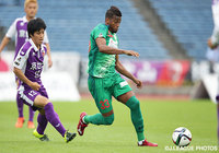 鋭いシュートでゴールを狙ったレオミネイロ（岐阜）【明治安田Ｊ２ 第36節 京都vs岐阜】（2/3）