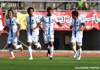 FKを頭で合わせて同点としたジャーン　モーゼル（金沢 #11）【明治安田Ｊ２ 第36節 札幌vs金沢】（2/3）