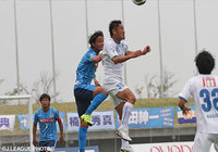 激しい空中戦を繰り広げる高橋　祐治（讃岐）と大久保　哲哉（横浜FC）【明治安田Ｊ２ 第36節 讃岐vs横浜FC】（2/3）
