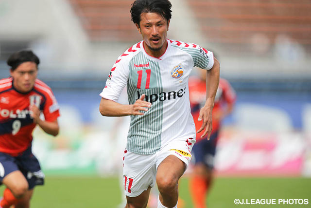 愛媛ゴールを強襲する鋭いシュートを放った神崎　大輔（長崎）【明治安田Ｊ２ 第36節 愛媛vs長崎】（2/3）