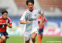 愛媛ゴールを強襲する鋭いシュートを放った神崎　大輔（長崎）【明治安田Ｊ２ 第36節 愛媛vs長崎】（2/3）