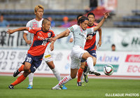 河原　和寿（愛媛）との競り合いを制する髙杉　亮太（長崎）【明治安田Ｊ２ 第36節 愛媛vs長崎】（1/3）