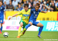 激しく競り合うキム　ヒョヌン（千葉）と金森　健志（福岡）【明治安田Ｊ２ 第36節 福岡vs千葉】（3/3）