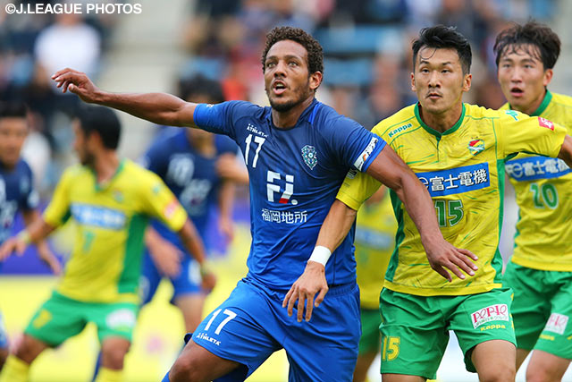 最前線で起点となり、先制点をお膳立てしたウェリントン（福岡）【明治安田Ｊ２ 第36節 福岡vs千葉】（2/3）