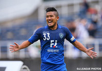 巧みなトラップから鮮やかに先制点を決めた鈴木　惇（福岡）【明治安田Ｊ２ 第36節 福岡vs千葉】（1/3）