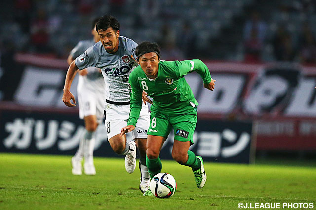 オウンゴールを誘発するCKを蹴った中後　雅喜（東京Ｖ）【明治安田Ｊ２ 第36節 東京Ｖvs岡山】（2/3）