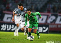 オウンゴールを誘発するCKを蹴った中後　雅喜（東京Ｖ）【明治安田Ｊ２ 第36節 東京Ｖvs岡山】（2/3）