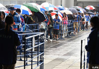 生憎の空模様にも関わらず多くのファン・サポーターがスタジアムに駆けつけた【天皇杯 2回戦 横浜FMvs滋賀】（1/10）