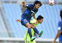 ヘディングで相手の攻撃を跳ね返す中澤　佑二（横浜FM）【天皇杯 2回戦 横浜FMvs滋賀】（3/10）