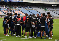 延長戦開始前に円陣を組む横浜FMの選手とスタッフ【天皇杯 2回戦 横浜FMvs滋賀】（4/10）