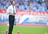 ピッチの選手に大声で指示を送るエリク モンバエルツ監督（横浜FM）【天皇杯 2回戦 横浜FMvs滋賀】（5/10）