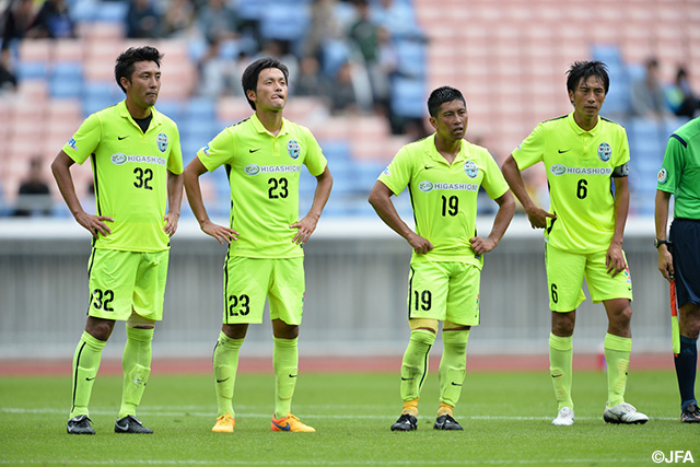 悔しさを滲ませる滋賀の選手達【天皇杯 2回戦 横浜FMvs滋賀】（9/10）