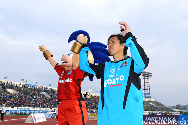 ガンバボーイと共に声援に応える遠藤　保仁（G大阪）【ＹＮＣ 準決勝 第2戦 Ｇ大阪vs新潟】（15/15）