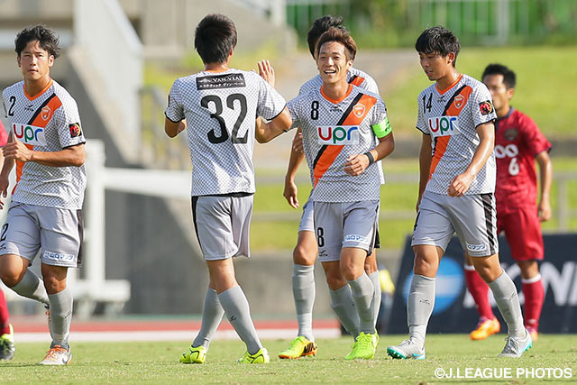 3試合ぶりのゴールで2点差とした島屋　八徳（山口 #8）【明治安田Ｊ３ 第33節 琉球vs山口】（2/2）