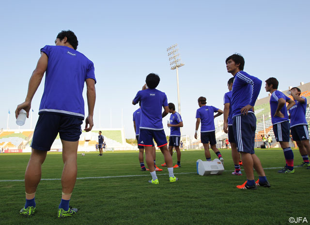 試合前のピッチでアップを行う日本の選手たち【ロシアW杯 アジア2次予選 シリアvs日本】（3/10）